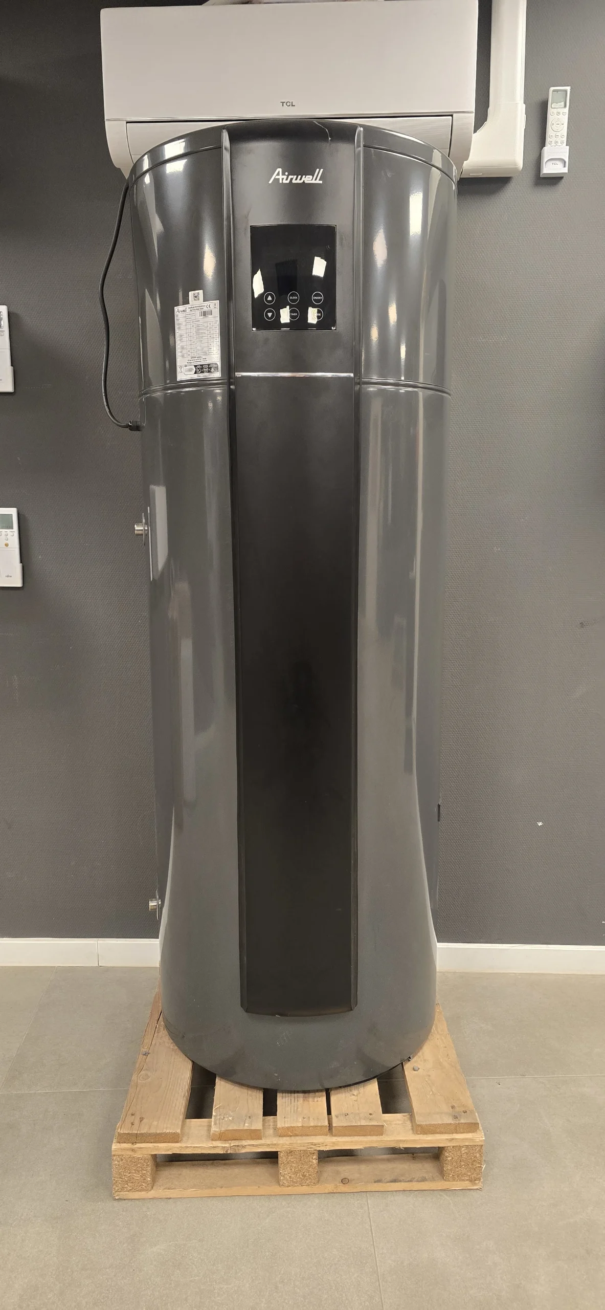 Airwell warmtepompboiler in de showroom
