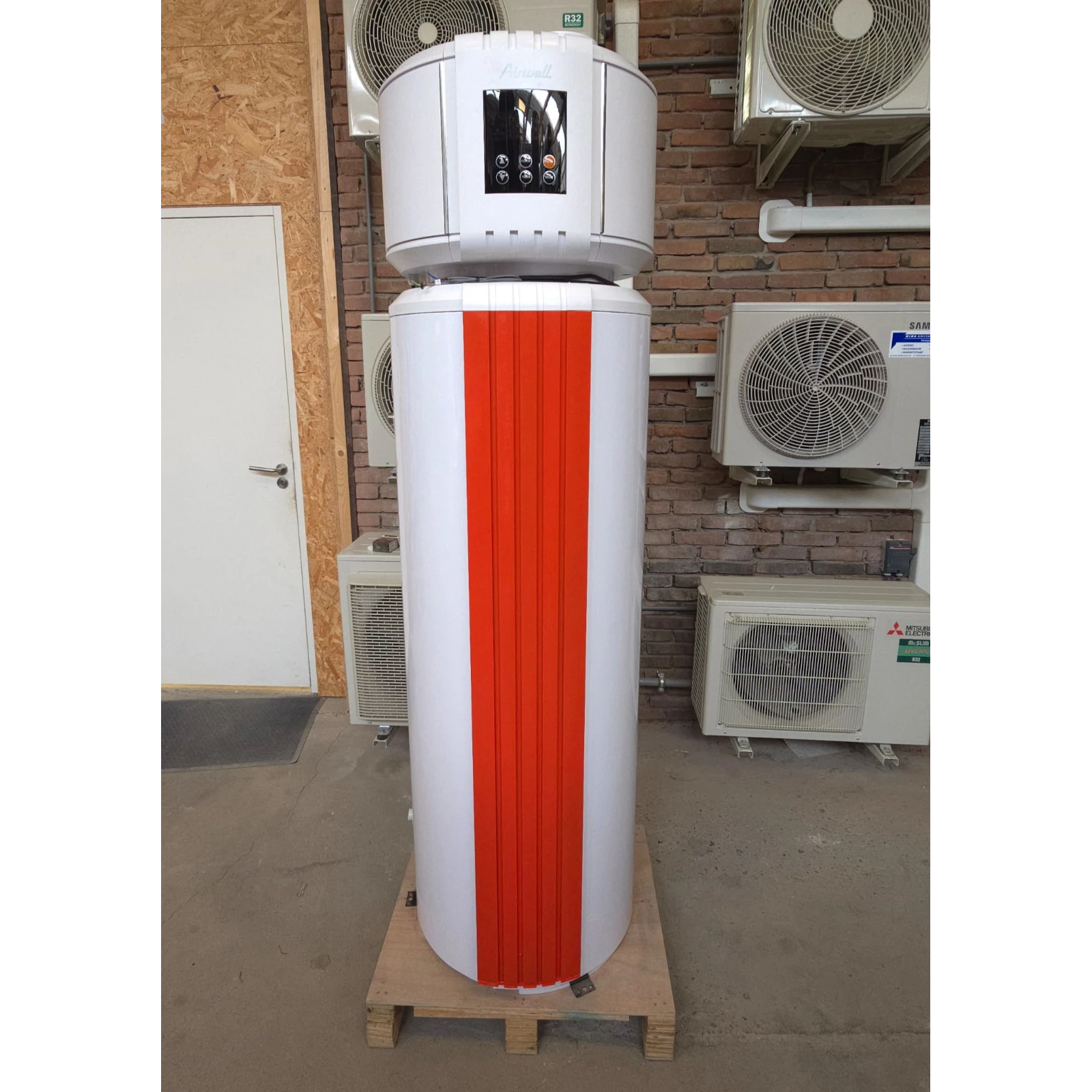 Showroomopstelling met warmtepompboiler en installatietechniek