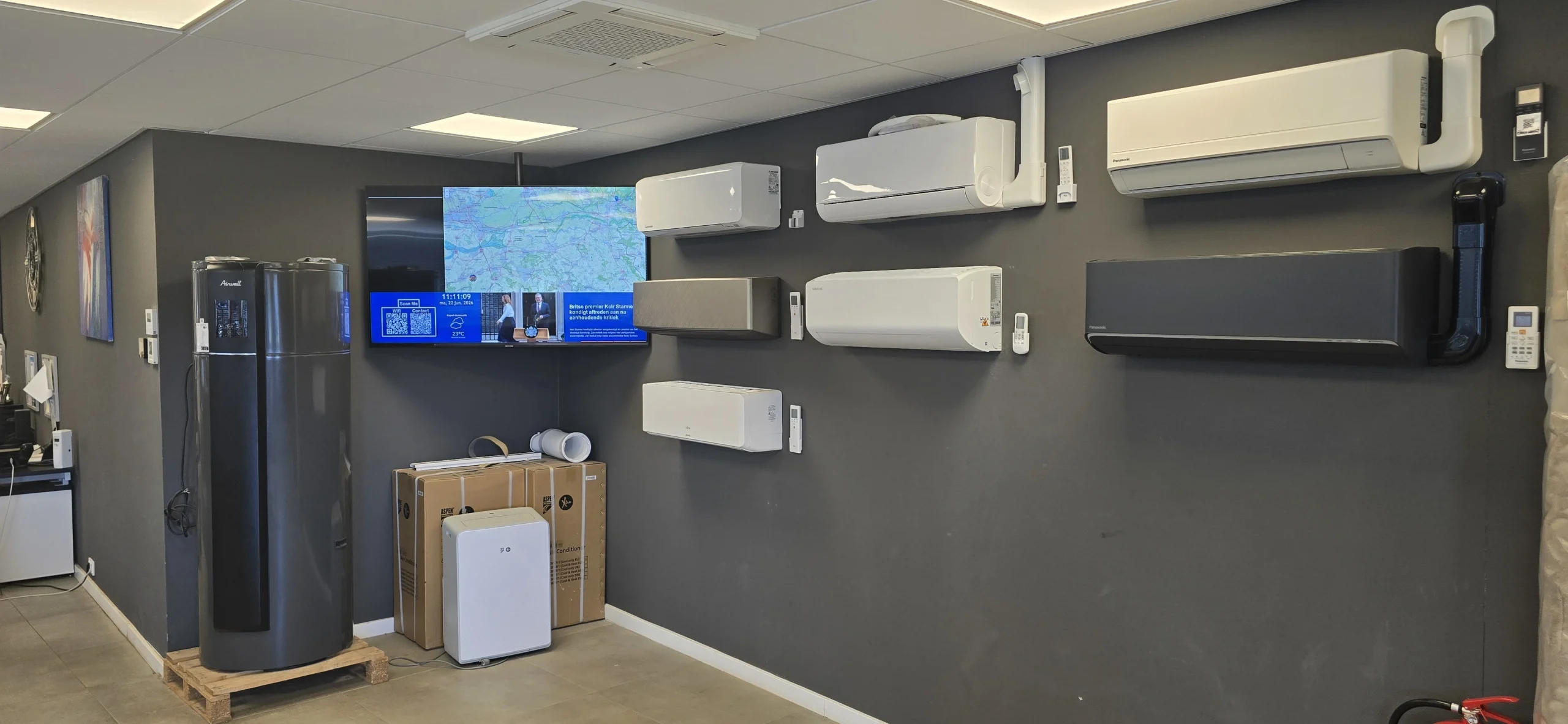 Showroom met airconditioners en warmtepompboiler